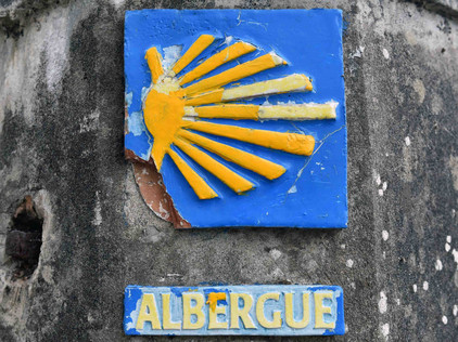 Schild am Jakobsweg, Foto Tobias Büscher Jakobsmuschel als Symbol des Wegs